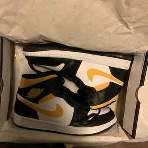 Jordan 1 Mid SE , Yellow Black And White , Size 9.5 Mens And Brand New.